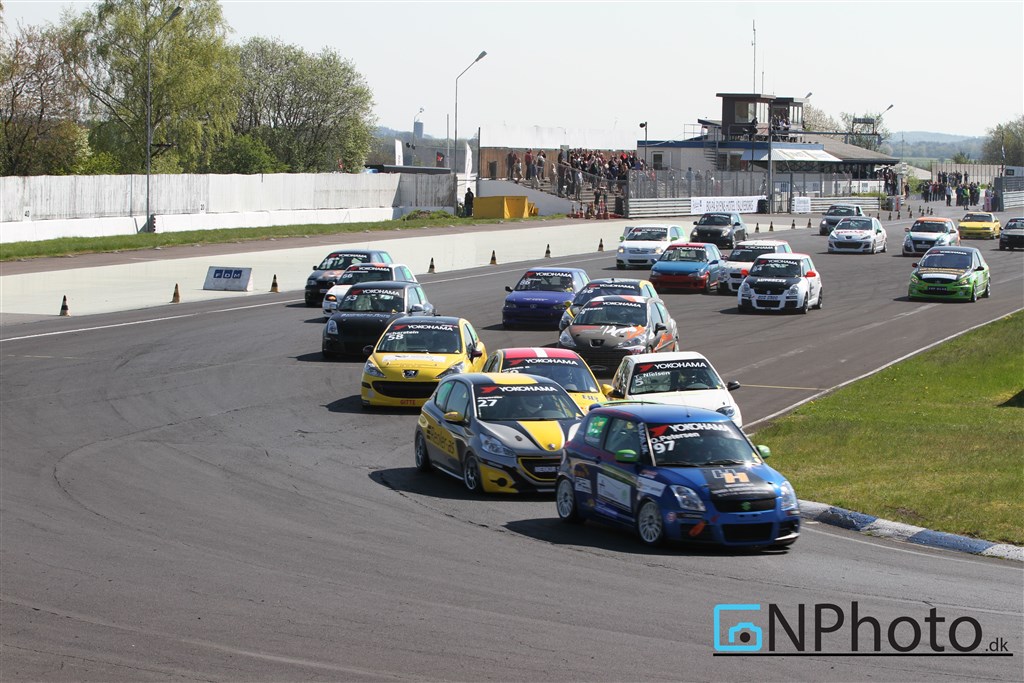Starten på første heat. Ole Petersen i Suzuki Swift Sport #97 fører hele feltet an på vej ind i sving 1
(Foto: CN Photo)